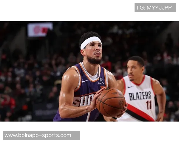 布克半场表现稳定9投4中贡献11分1助攻展现中规中矩的实力